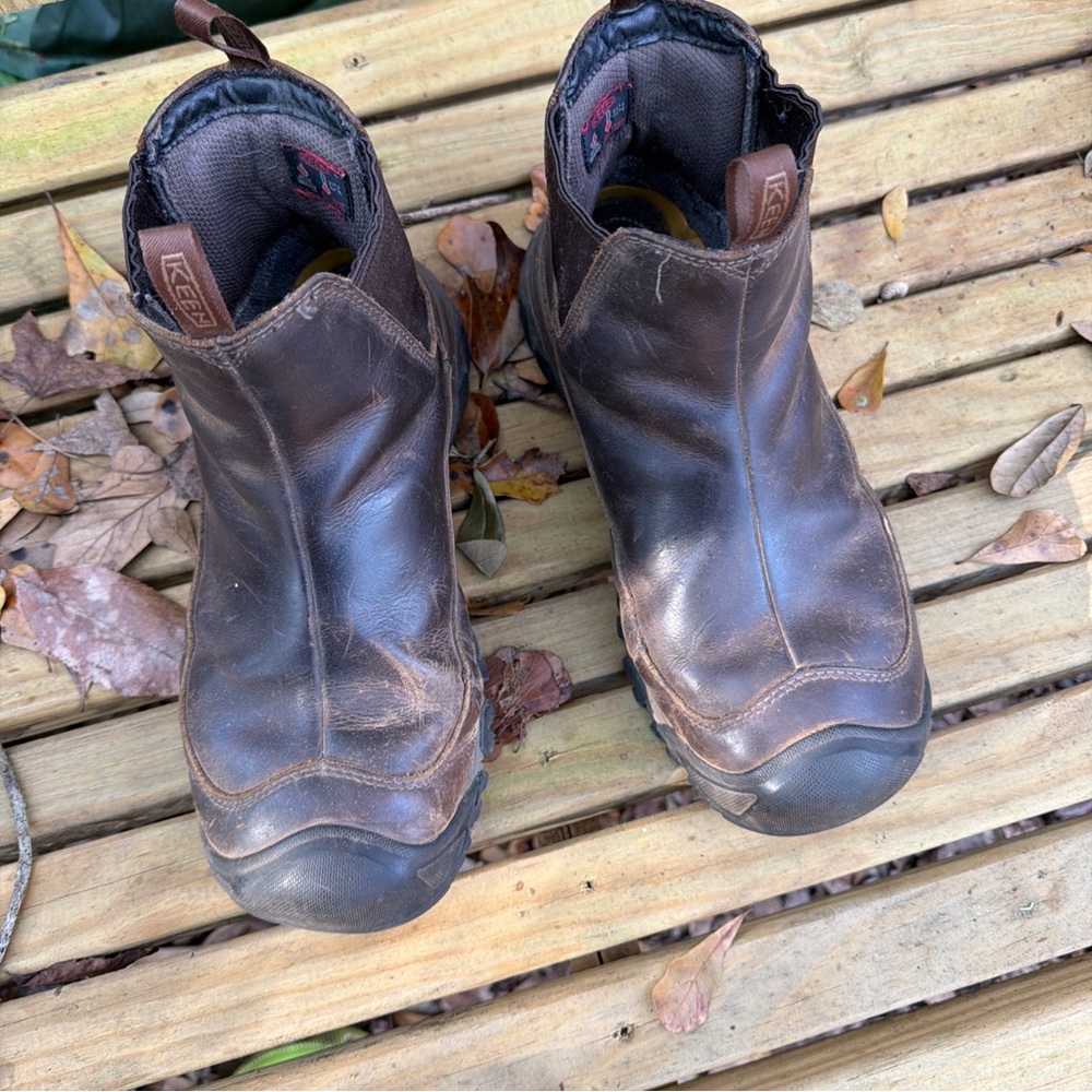 KEEN size 8.5 Men's Dark Brown Leather Slip-On Boots